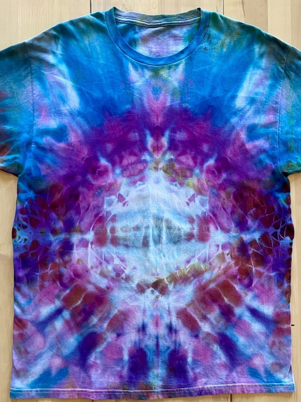 Gildan Unisex Side 8-Point Mandala Tie Dye T-Shirt size Medium Blue Purple Pink